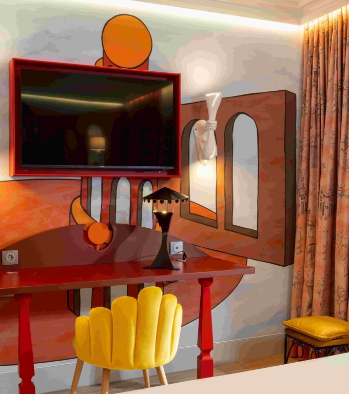 Rideaux aux imprim&eacute;s artistiques bleus et d&eacute;coration raffin&eacute;e, chambre D&eacute;couverte de l'H&ocirc;tel Le Magnifique Paris