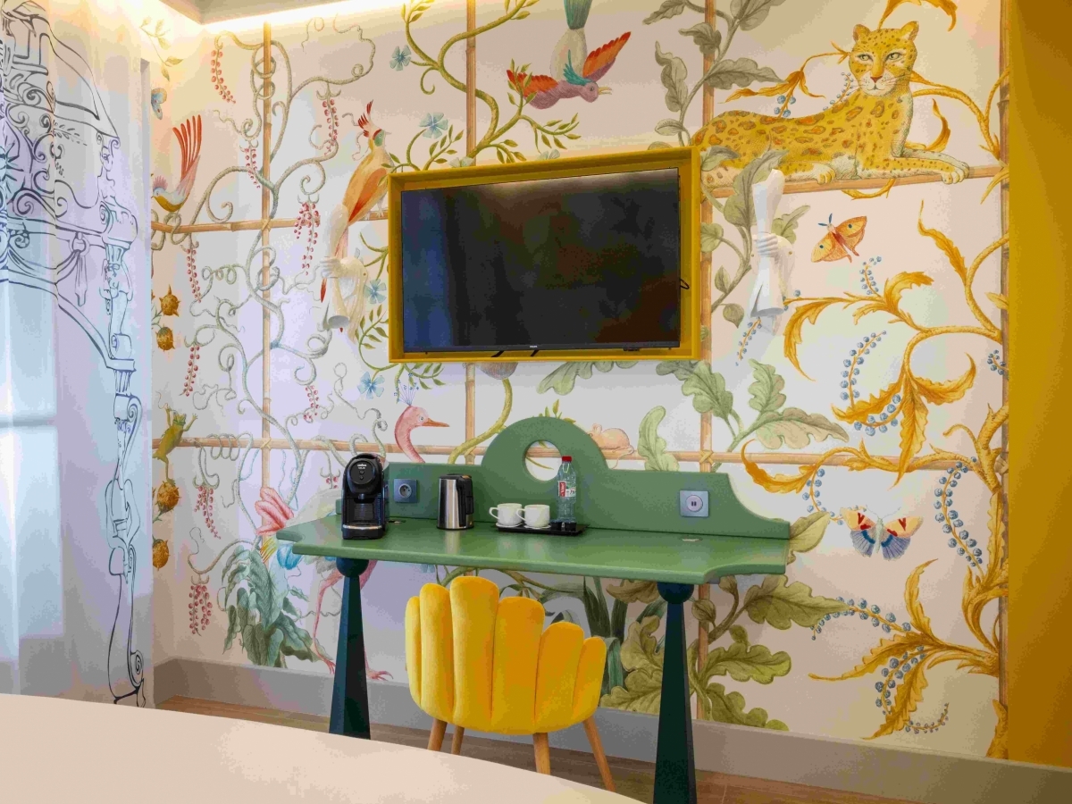 Scrivania di design dai toni chiari con decorazioni murali originali, camera dell'Originale, boutique hotel di lusso sulla Rive Gauche di Parigi