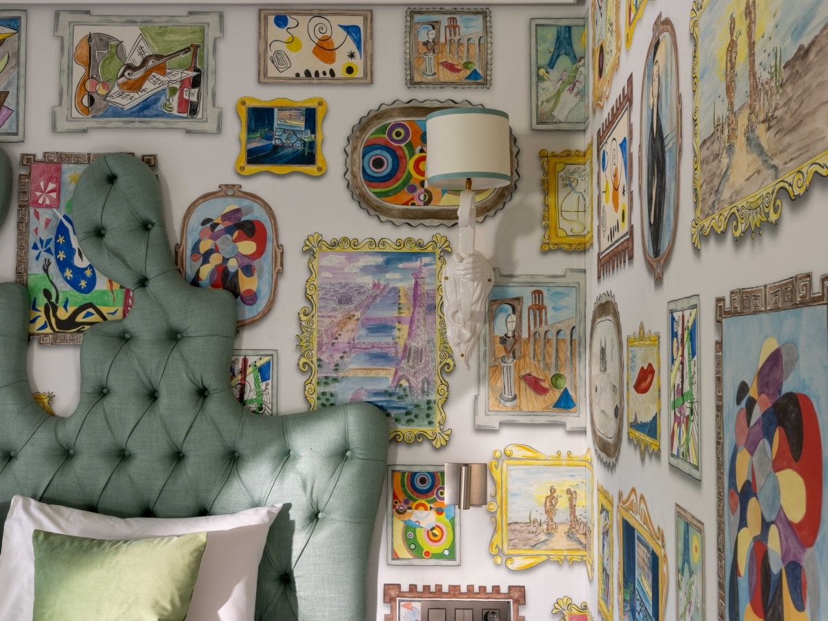 Despacho de dise&ntilde;o en tonos claros con una decoraci&oacute;n mural original, habitaci&oacute;n de un hotel boutique de lujo en la margen izquierda de Par&iacute;s