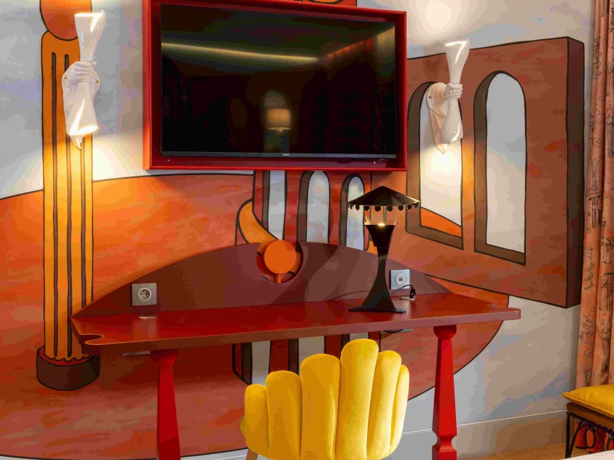 Scrivania di design con carta da parati artistica, camera &laquo;D&eacute;couverte&raquo; dell'Hotel Magnifique di Parigi