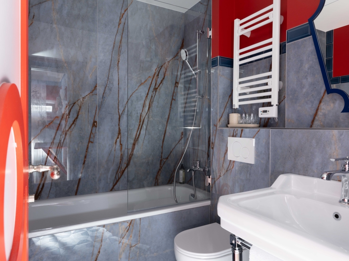 Despacho de dise&ntilde;o con papel pintado art&iacute;stico, habitaci&oacute;n &laquo;D&eacute;couverte&raquo; del Hotel Magnifique de Par&iacute;s