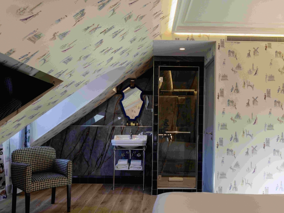 Bagno della camera familiare dell'Hotel Le Magnifique, sulla Rive Gauche di Parigi