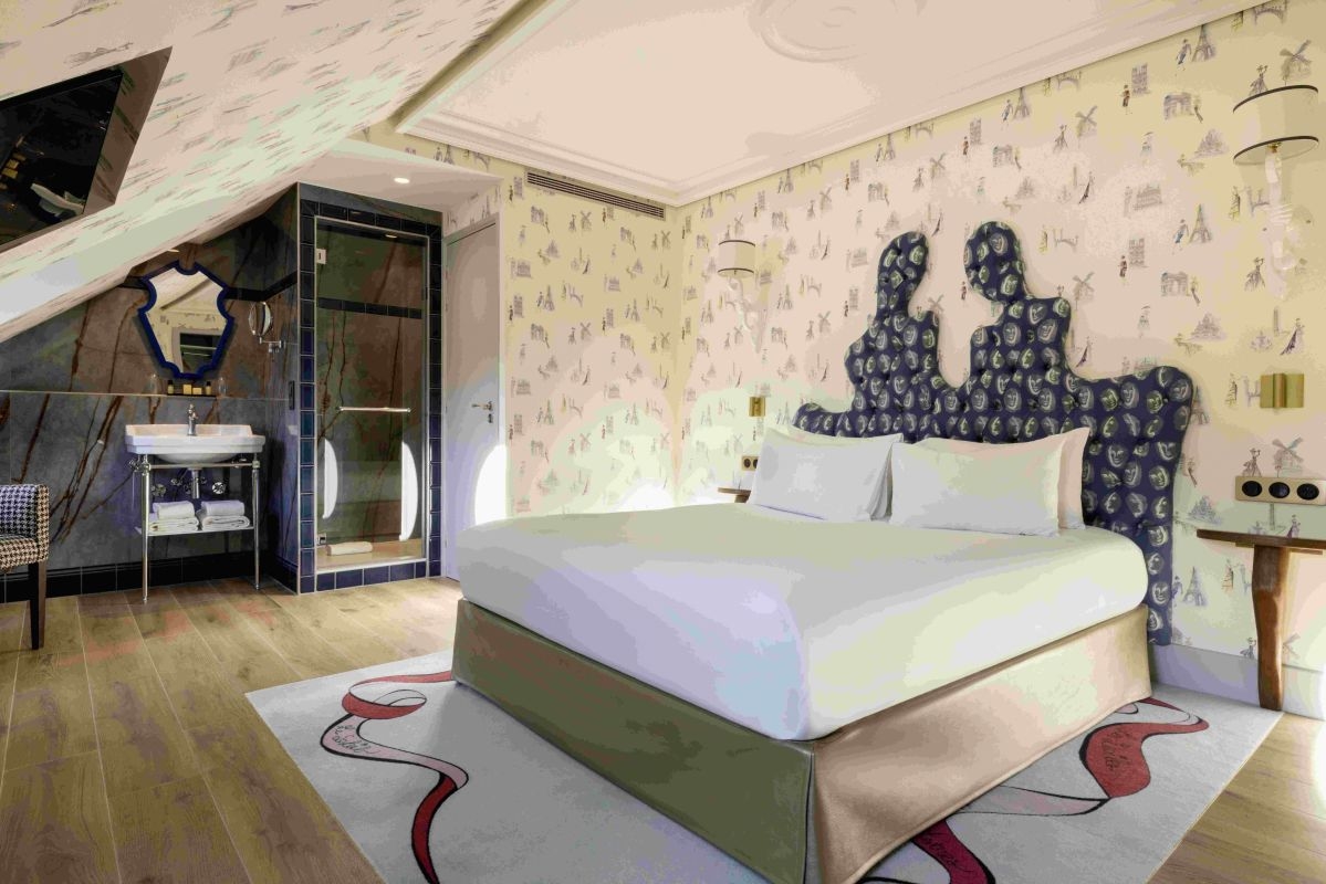 Spaziosa camera familiare con arredi artistici e colorati, Hotel Le Magnifique Paris