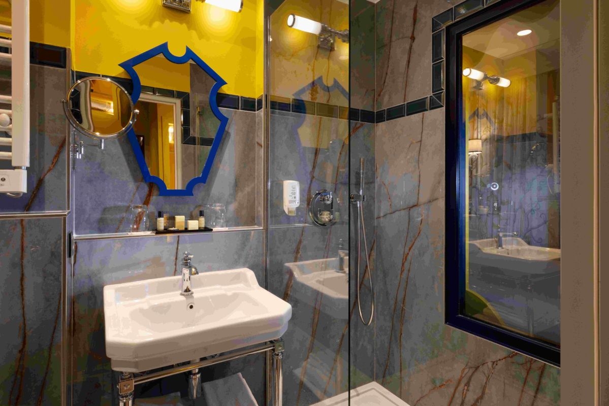 Bagno di design della camera originale dell'Hotel Le Magnifique di Parigi