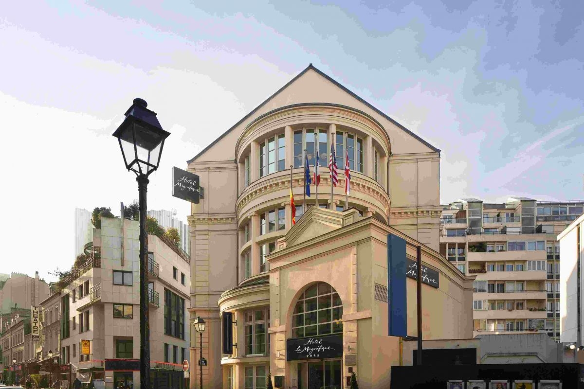 Die Fassade im Haussmann-Stil des Boutique-Hotels Le Magnifique im Herzen von Paris.