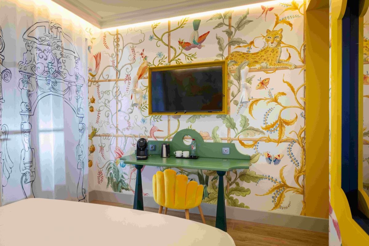 Elegante scrivania della camera Privil&egrave;ge dell'Hotel Le Magnifique