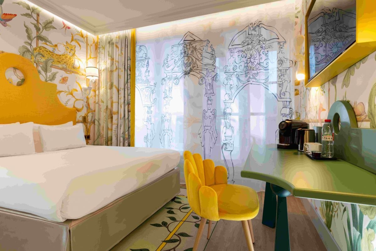 Panoramica della camera Privil&egrave;ge dai toni caldi con arredi di design, hotel di lusso a Parigi, Rive Gauche